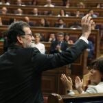 El presidente del gobierno Mariano Rajoy, saluda tras intervenir ante el pleno del hemiciclo del Congreso en el debate de la moción de censura presentada por el PSOE.