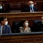 MADRID, 14/10/2020.- (De izq a der) El presidente del Gobierno, Pedro Sánchez, la vicepresidenta Primera, Carmen Calvo, y el vicepresidente segundo, Pablo Iglesias, conversan durante la sesión de control al Ejecutivo celebrada este miércoles en el Congreso. EFE/ Mariscal