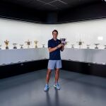 Rafa Nadal, con sus trofeos