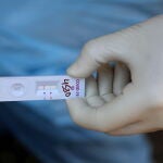 Un test de antígenos rápido que se probará a partir de mañana en los CAP. EFE/EPA/FAROOQ KHAN
