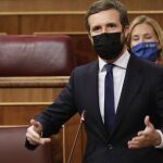 Pablo Casado interpela al Presidente Sánchez durante la sesión de control al gobierno en el Congreso.