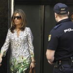 Rosalía Iglesias, esposa de Luis Bárcenas, saliendo de la Audiencia Nacional en 2013 tras declarar por el "caso Gürtel" ante el juez Pablo Ruz