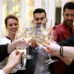 Jovenes celebrando la Navidad en una cena de empresa.