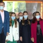 Los reyes Felipe VI (i) y Letizia (d), junto a la princesa Leonor (2i) y la infanta Sofía (2d), este jueves durante su visita a la denominada FPABRICA.