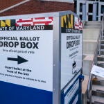 Un hombre introduce su voto en una urna habilitada para el voto anticipado en Maryland