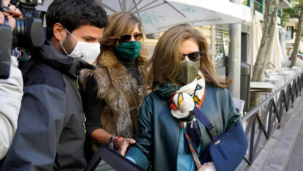 La mujer del extesorero del PP Luis Bárcenas, Rosalía Iglesias, sale de su domicilio, acompañada de su hijo Willy Bárcenas un día después de conocer que podría entrar en prisión por la trama Gürtel, en Madrid (España), a 15 de octubre de 2020. Iglesias está entre 15 condenados por la primera época de la trama 'Gürtel' (1999-2005) que podrán entrar en la cárcel una vez que el Tribunal Supremo confirmase ayer la sentencia de la Audiencia Nacional. El Supremo ha condenado a más de dos años de prisión a 20 de los acusados, entre ellos la mujer de Bárcenas.GÜRTEL;BÁRCENAS;WILLY BÁRCENAS;ROSALÍA IGLESIAS;CORRUPCIÓNEuropa Press14/10/2020