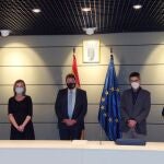El ministro de Inclusión, Seguridad Social y Migraciones, José Luis Escrivá (c), durante su última reunión con los representantes de los autónomos