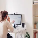 Una persona teletrabajando