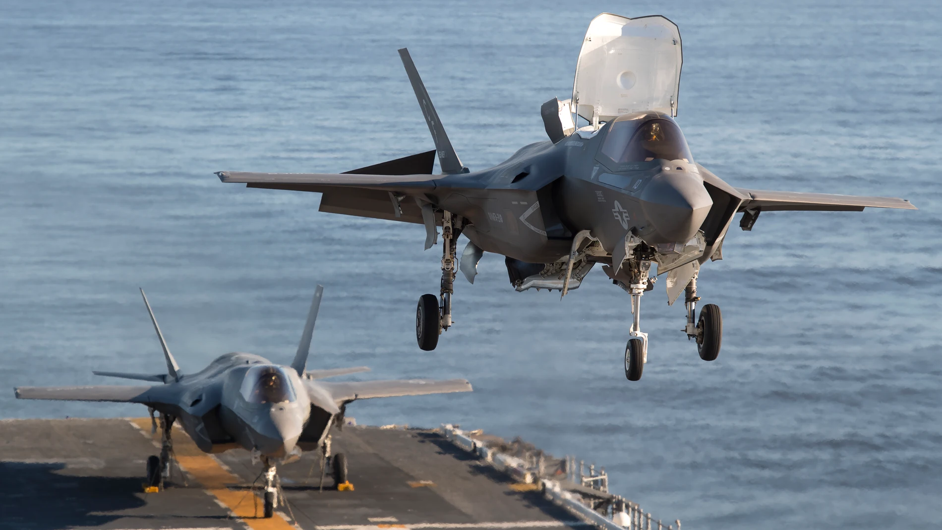 Dos cazas F-35B en un portaaviones estadounidense