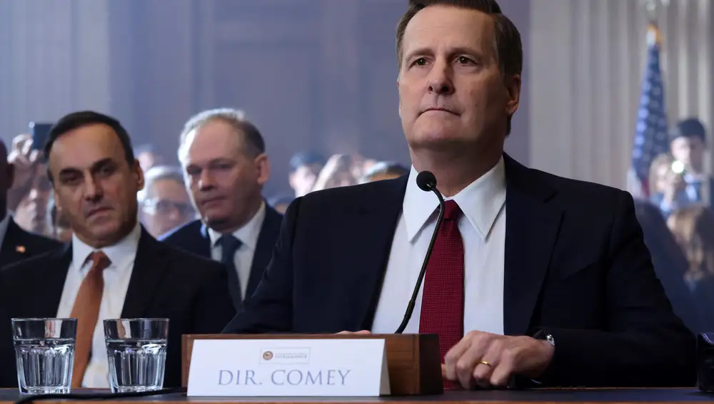 ACOMPAÑA CRÓNICA: JEFF DANIELS USA4461. LOS ÁNGELES (ESTADOS UNIDOS), 16/10/2020.- Fotograma cedido por Showtime donde aparece el actor Jeff Daniels en el papel del ex director del FBI James Comey, durante una escena de la política y tensa serie "The Comey Rule". Con las elecciones de EE.UU. ya asomándose en el horizonte, Jeff Daniels entra en campaña con "The Comey Rule", una tensa serie sobre el polémico exdirector del FBI James Comey y con la que el actor espera aportar algo de luz a la ciudadanía de cara a esta esperadísima cita con las urnas. EFE/Ben Mark Holzberg/Showtime /SOLO USO EDITORIAL /NO VENTAS