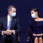 OVIEDO, 16/10/2020.- Los reyes Felipe VI y Letizia, conversan durante la ceremonia de entrega de los Premios Princesa de Asturias celebrados este viernes en Oviedo.