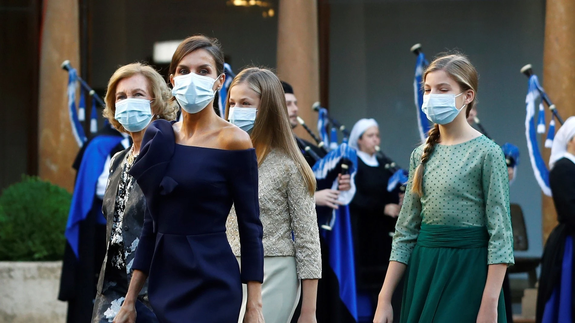 GRAF1919. OVIEDO, 16/10/2020.- La reina Letizia, la reina emérita Sofía, la princesa Leonor y la infanta Sofía (d) a su llegada a la ceremonia de entrega de los Premios Princesa de Asturias celebrados este viernes en Oviedo. EFE/Ballesteros
