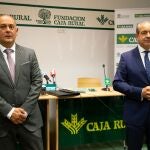 El presidente de Caja Rural de Zamora, Nicanor Santos, y el director general de Caja Rural, Cirpriano García, durante la rueda de prensa previa a la asamblea general de delegados de la Caja Rural de Zamora