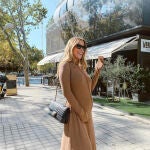 María Pombo y el vestido de punto y cuello alto de Mango que vas a necesitar.