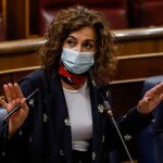 La ministra portavoz y de Hacienda, María Jesús Montero, interviene durante una sesión de control al Gobierno en el Congreso de los Diputados, en Madrid.