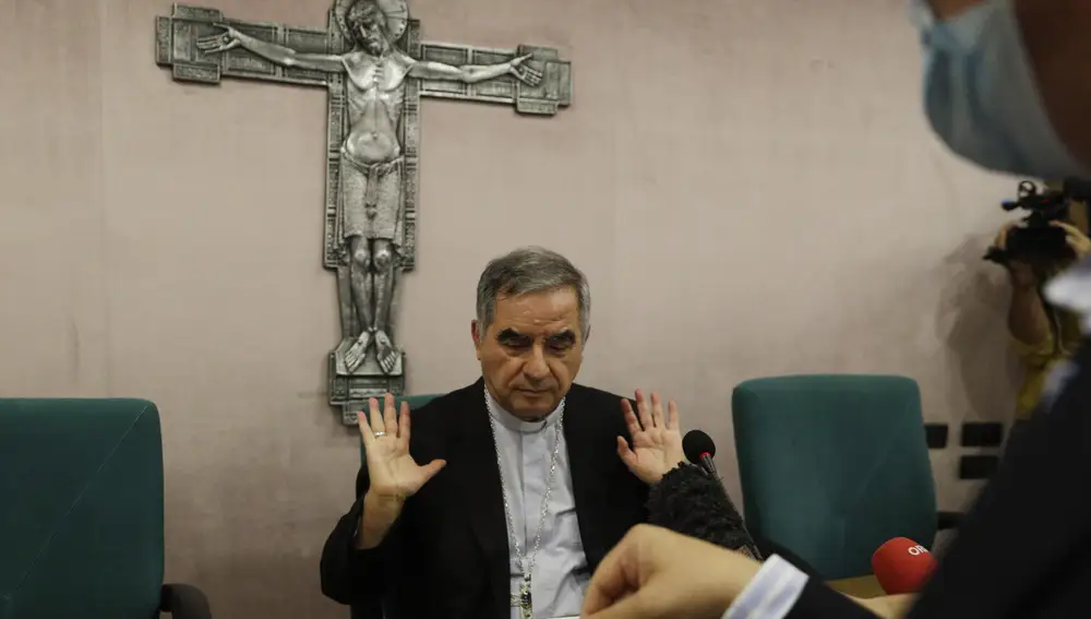 Imagen de archivo del cardenal Angelo Becciu, durante una conferencia de prensa