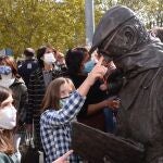 -FOTODELDIA- VALLADOLID, 17/10/2020.- Las bisnietas del escritor Miguel Delibes, Elisa y Paloma, observan la escultura de su bisabuelo, obra del artista Eduardo Cuadrado, recién descubierta en la plaza Zorrilla de Valladolid en el día en el que se celebran cien años del nacimiento del escritor vallisoletano. EFE/NACHO GALLEGO