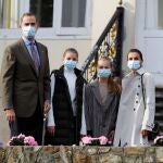 Los reyes Felipe VI y Letizia y sus hijas, la princesa Leonor (2-d) y la infanta Sofía, posan a su llegada este sábado a la localidad asturiana de Somao.