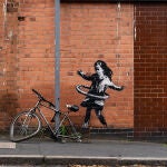 Obra de Bansky conocida con el sobrenombre de "Niña del hula-hula"