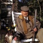 Miguel Delibes posa con su pero y su escopeta en una imagen de archivo