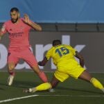 Benzema regatea a Akapo en una acción del partido