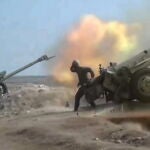El Ministerio de Defensa de Azerbaiyán mostró ataques de artillería durante una operación militar en Nagorno-Karabaj