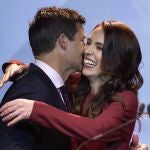 La primera ministra de Nueva Zelanda Jacinda Ardern celebra con su marido su rotunda victoria en las elecciones de hoy