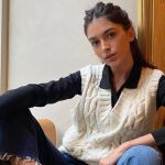Lucía Rivera con el chaleco de punto y versión pico que será tendencia en otoño