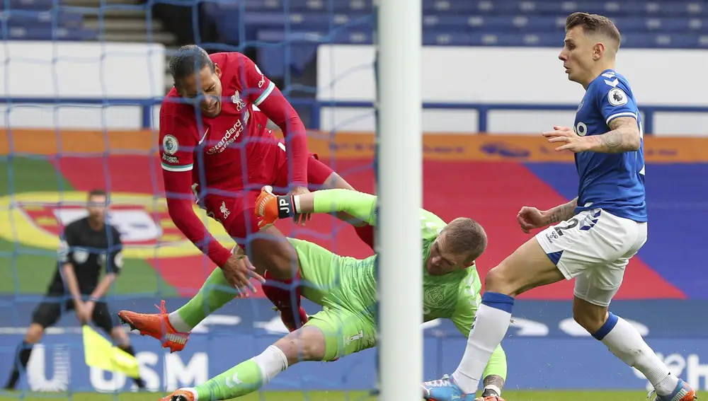 El momento de la lesión de Virgil van Dijk