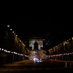 Pocos coches transitan por los Campos Elíseos (París)