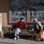 Un par de ancianos conversan en el barrio madrileño de Vicálvaro