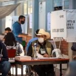 MEX9094. SALTILLO (MÉXICO), 18/10/2020.- Ciudadanos acuden a emitir su voto este domingo, en el municipio de Saltillo en el estado de Coahuila (México). Unos 4,4 millones de votantes acudirán este domingo a las urnas en los estados mexicanos de Coahuila y de Hidalgo para renovar 109 cargos públicos tras siete meses de aplazamiento por la pandemia de la covid-19. EFE/Miguel Sierra