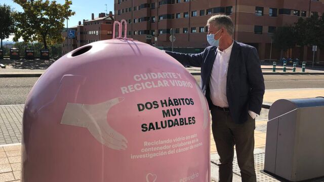 Sarbelio Fernández, alcalde de Arroyo de la Encomienda, en uno d elos iglús rosas contra el cáncewr de mama
