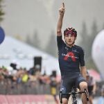 Tao Geoghegan Hart celebra su victoria