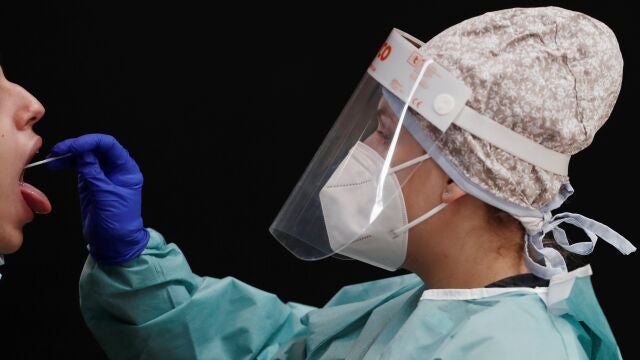 Una enfermera realiza una PCR en REFENA, lugar habilitado desde el principio de la pandemia para la realización de las pruebas en una día en el que Navarra ha registrado en las últimas horas 467 nuevos casos positivos de covid-19, según los datos provisionales facilitados por el Gobierno Foral. Estos casos se han detectado entre las 2.719 pruebas PCR y de antígenos que se han realizado, lo que representa una tasa de positividad del 17,2 %. Navarra, con un total de 268.351 pruebas PCR realizadas desde que se inició la pandemia –cifra del 8 de octubre, último día del que se disponen datos–, es la comunidad del Estado que más pruebas diagnósticas de este tipo realiza por cada 100.000 habitantes.