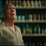 Mirada de sufridor y camiseta interior no tan blanca y llena de quemaduras, rasguños y sangre; sin duda es John McClane