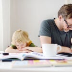 Un padre ayuda a su hijo a hacer los deberes