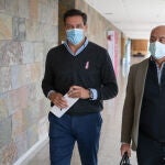 Rueda de prensa del portavoz del Grupo Popular de las Cortes de Castilla y León, Raúl de la Hoz (I). Le acompaña en la imagen el Portavoz Adjunto del Grupo Popular, Miguel Ángel García Nieto (D)