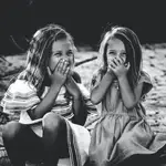 Las deficiencias estructurales de las aulas españolas en materia acústica han llevado a AG Bell International (www.agbellinternaional.org entidad que trabaja para mejorar la calidad de vida de las personas con sordera e hipoacusia) a elaborar el documento “Accesibilidad auditiva en los centros escolares”, donde se proponen medidas para acondicionar los espacios escolares y recomendaciones a la comunidad educativa para que tome conciencia del problema.Los estudios cifran en un 60% el porcentaje de los centros que sufren contaminación acústica en las aulas, producida, entre otros motivos, por la reverberación debida a los materiales de construcción y mobiliario. La contaminación acústica afecta a los procesos de atención y aprendizaje en todos los niños, con un impacto mayor en aquellos cuya primera lengua no es la lengua vehicular, en los que presentan dificultades de atención y muy especialmente en los niños con discapacidad auditiva. A