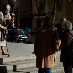 Jubilados y pensionistas andando por las calles de Madrid