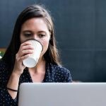 La implantación del teletrabajo en España podría incrementar la productividad entre un 1,4 % y un 6,2 %, según un informe publicado por CaixaBank Research.