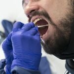 Un sanitario realiza una prueba PCR a un paciente