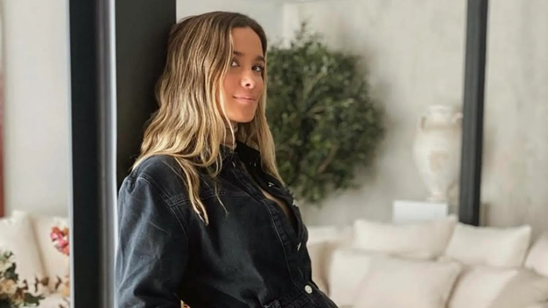 María Pombo embarazada de siete meses con vestido vaquero.