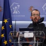 El portavoz de Unidas Podemos en el Congreso de los Diputados, Pablo Echenique, ofrece una rueda de prensa después de la reunión de la Junta de Portavoces del Congreso este martes en Madrid. EFE/ Zipi / POOL