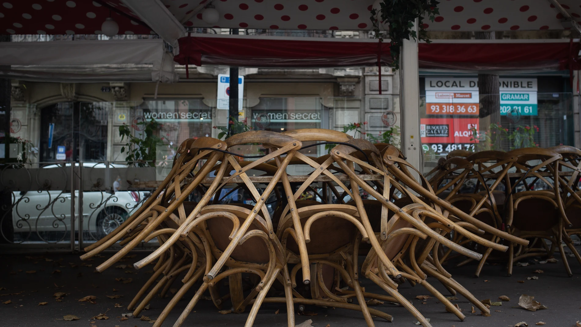Terraza recogida de un bar cerrado durante el cuarto día de la entrada en vigor de las nuevas restricciones en Cataluña, en Barcelona.