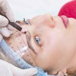 Jornada de microblanding de cejas en clínica Menorca
