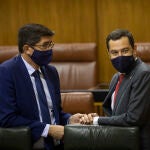 El vicepresidente de la Junta de Andalucía, Juanma Moreno (d), junto al vicepresidente de la Junta, Juan Marín (i) tras la segunda jornada del Debate sobre el Estado de la Comunidad en el Parlamento de Andalucía