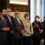 El president del Parlament, Roger Torrent (1i), interviene durante el acto de recibimiento en la Cámara catalana a los cuatro exmiembros de la mesa del Parlament inhabilitados tras la resolución del Tribunal Superior de Justicia de Cataluña (TSJC), Anna Simó (3d), Ramona Barrufet (2d), Lluís Corominas (5d) y Lluís Guinó (4d), en Barcelona, Catalunya (España) a 21 de octubre de 2020. Este acto se produce dos días después de que el Tribunal Superior de Justicia de Cataluña haya condenado a 20 meses de inhabilitación y el pago de 30.000 euros a cada uno de los 4 exmiembros de la Mesa del Parlament por no acatar las advertencias del Tribunal Constitucional y tramitar resoluciones del proceso independentista. Por otra parte, ha absuelto a la exdiputada de la CUP Mireia Boya (1d), que también asiste a este acto, de los mismos hechos.21 OCTUBRE 2020David Zorrakino / Europa Press21/10/2020