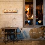 Imágenes de terrazas de bares y restaurante en el centro de Madrid por la entrada en vigor de la nuevas restricciones por en Covid-19.