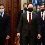 El líder de Vox, Santiago Abascal, seguido por el diputado y candidato a la Generalitat Ignacio Garriga